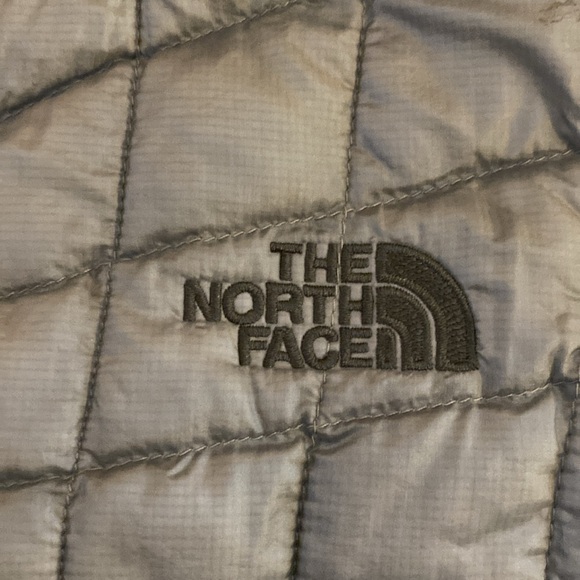 North Face® $100 off❤️Ladies Thermoball™ Trekker Jacket - Picture 7 of 12